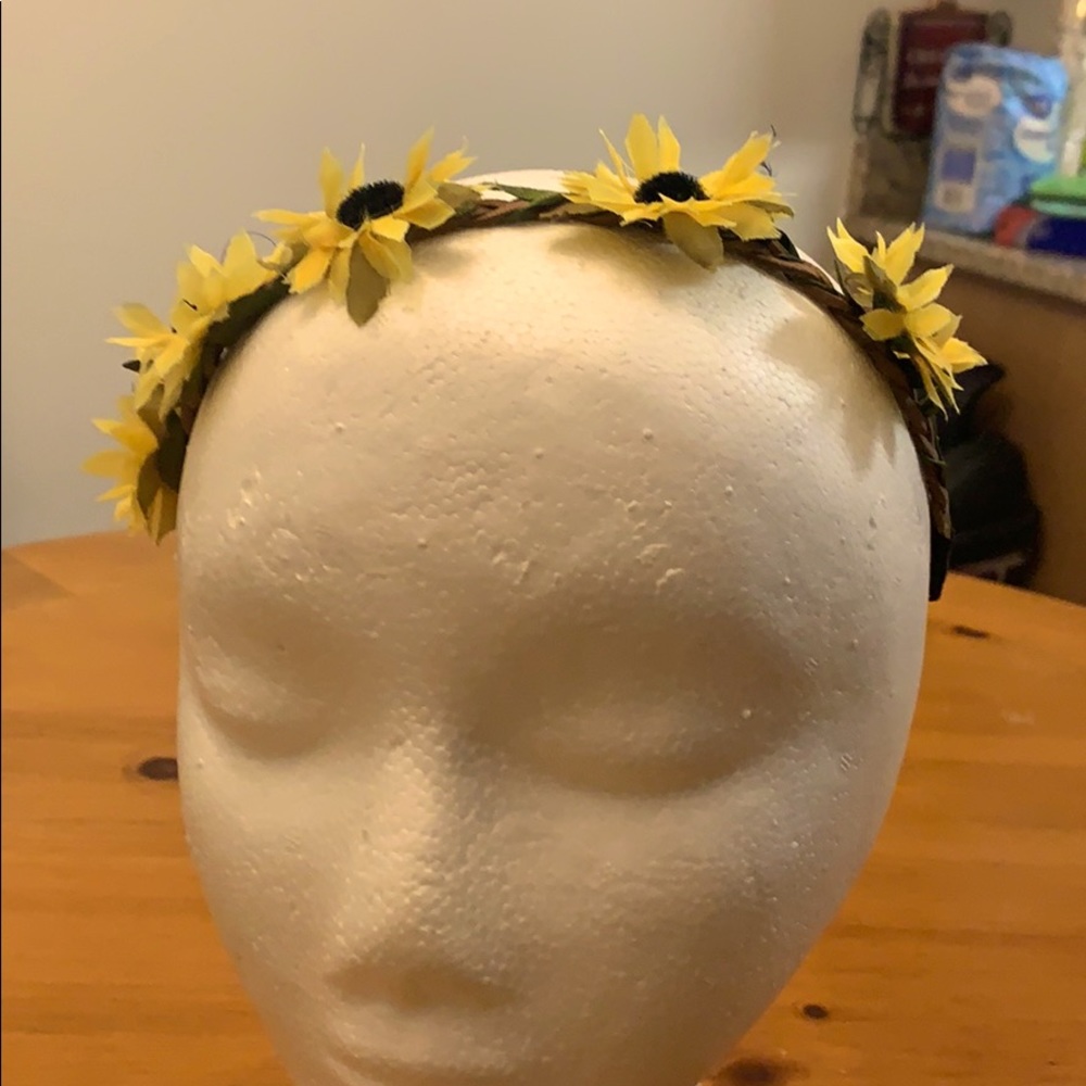 Beautiful sunflower crown! 😍